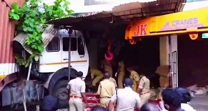 കരുനാഗപ്പള്ളിയിൽ കണ്ടൈനർ ലോറിയിടിച്ച് അപകടം; ഒരാൾ മരിച്ചു