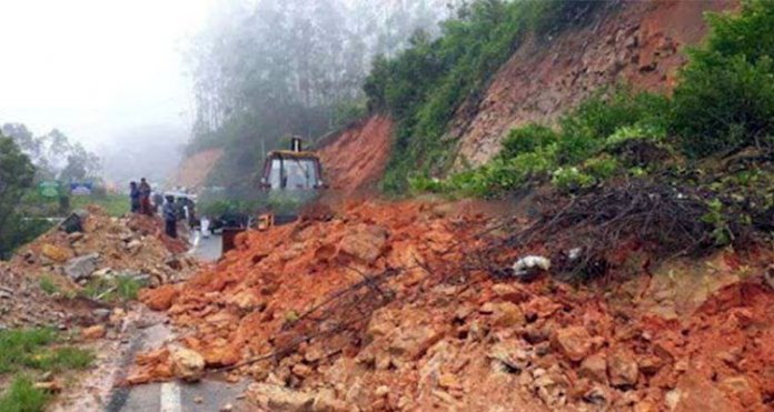 മൂന്നാറില്‍ റോഡിലേക്ക് മണ്ണിടിഞ്ഞ് വീണു