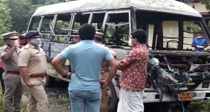 ടെമ്പോ വാനിന് തീപിടിച്ച് ഡ്രൈവ‍ർ മരിച്ചു