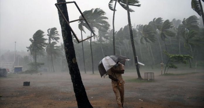 കേരളത്തിൽ അതിശക്തമായ കാറ്റിനും മഴയ്‌ക്കും സാധ്യത ; എട്ട്‌ ജില്ലകളിൽ ഓറഞ്ച്‌ അലർട്ട്‌