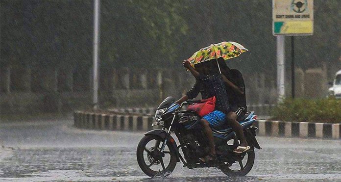 ഇരുചക്ര വാഹനത്തിൽ കുടചൂടിയുള്ള യാത്ര നിരോധിച്ചു