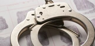 മദ്യം തലയ്ക്കുപിടിച്ചപ്പോൾ യുവതി കാർ ഓടിച്ചത് റെയിൽവേ ട്രാക്കിലൂടെ; വീഡിയോ വൈറലാകുന്നു