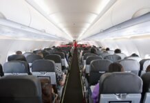 വിമാനയാത്രയ്ക്കിടെ രണ്ട് കൗമാരക്കാരെ കുത്തിപ്പരിക്കേല്പ്പിച്ചു; ഇന്ത്യന് യുവാവ് അമേരിക്കയിൽ അറസ്റ്റിൽ