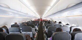 വിമാനയാത്രയ്ക്കിടെ രണ്ട് കൗമാരക്കാരെ കുത്തിപ്പരിക്കേല്പ്പിച്ചു; ഇന്ത്യന് യുവാവ് അമേരിക്കയിൽ അറസ്റ്റിൽ