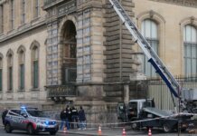 ലൂവ്ര് മോഷണക്കേസിൽ പ്രധാന പ്രതിയടക്കം അഞ്ചുപേർ പിടിയിൽ ; 900 കോടി രൂപയുടെ ആഭരണങ്ങൾ ഇപ്പോഴും കാണാതായി