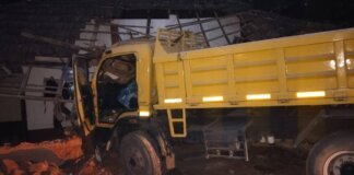 പാലക്കാട് നിയന്ത്രണം വിട്ട ടിപ്പർ ലോറി വീട്ടിലേക്ക് ഇടിച്ചുകയറി; മൂന്ന് പേർക്ക് പരിക്ക്