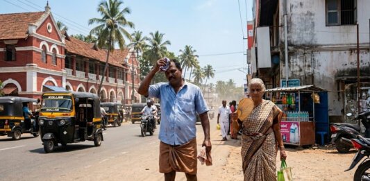 കൊല്ലത് കൊടും വെയിലിൽ നടക്കുന്നവർ