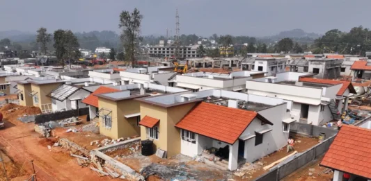 വയനാട് പുനരധിവാസ ടൗൺഷിപ്പിലെ വീടുകളിൽ കണ്ട വിള്ളലുകൾ