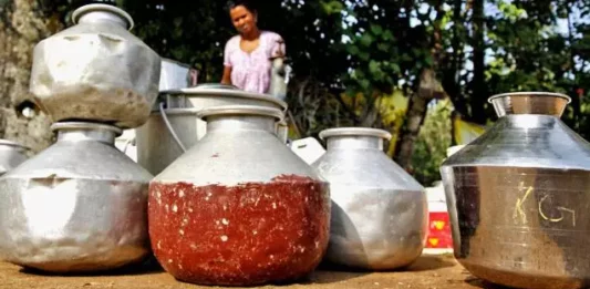 ദാഹജലത്തിനായി ഒഴിഞ്ഞ പാത്രങ്ങളുമായി കാത്തുനിൽക്കുന്ന ആലപ്പാടിലെ ദൃശ്യം