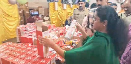 60 രൂപയുടെ ബുക്ക് വെറും 41 രൂപയ്ക്ക്; കൊല്ലം പോലീസിന്റെ കൈത്താങ്ങ്.