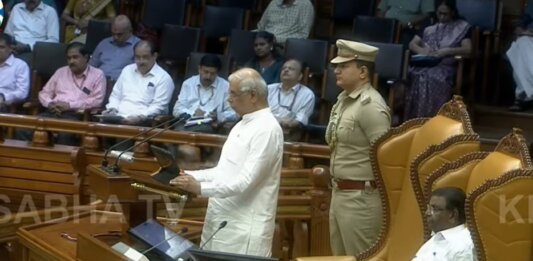 നിയമസഭയിൽ യുഡിഎഫ് സർക്കാരിന്റെ നയപ്രഖ്യാപന പ്രസംഗം നടത്തുന്ന ഗവർണർ